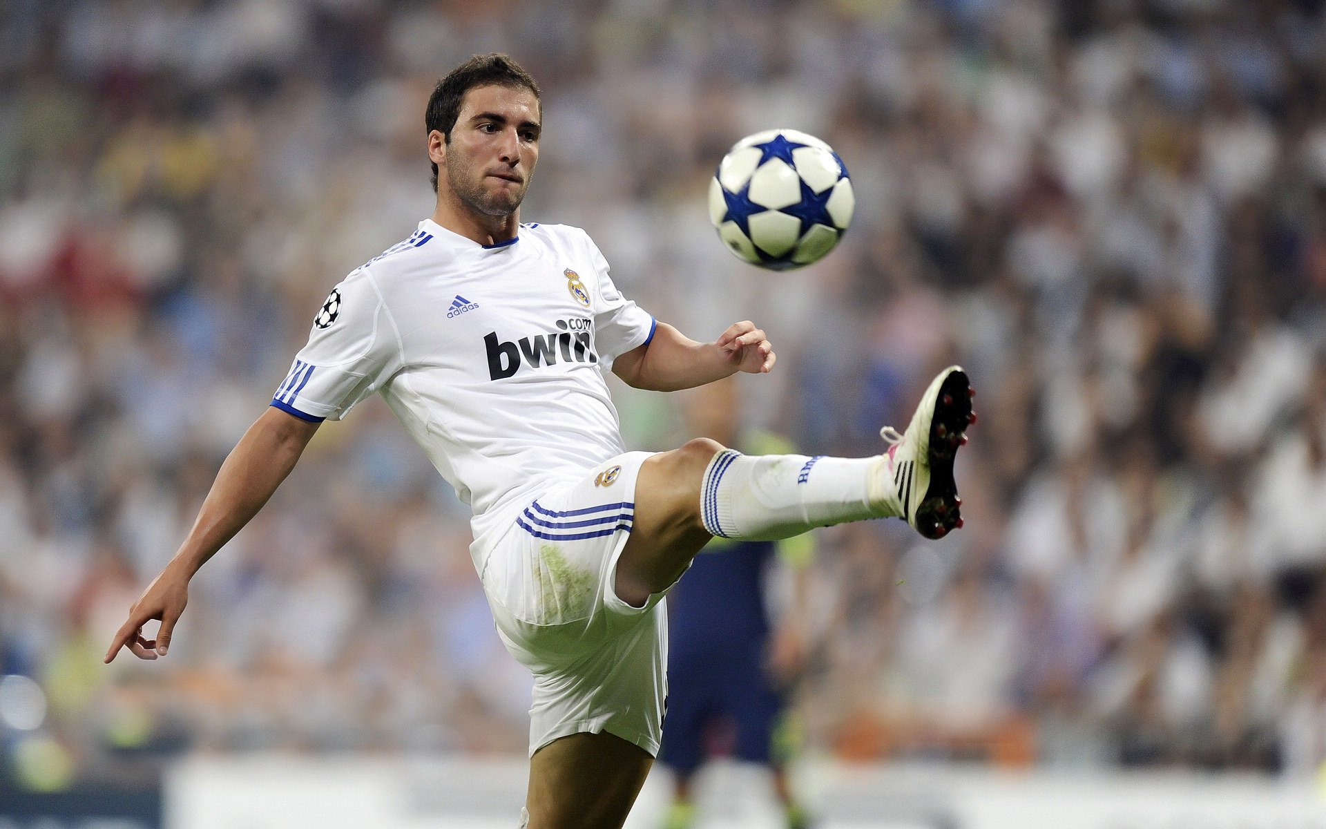 开云官网-法甲最新形势：莱比锡高居榜首，俄克拉荷马城雷霆强势追赶，冠军归属成迷